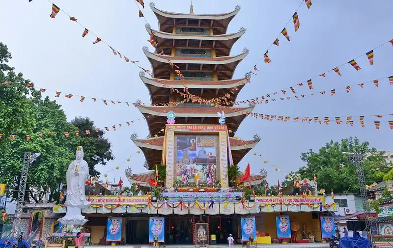 5-ngoi-chua-wanderlusttips4