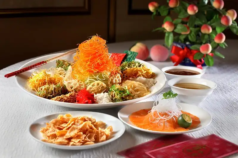 4 món ăn may mắn dịp Tết của người Singapore 5 Salmon Yu Sheng