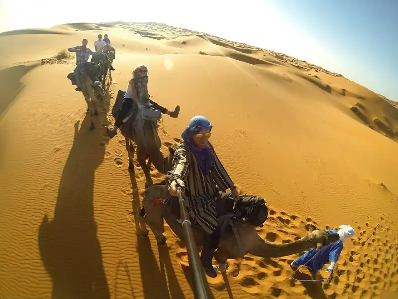 Du lịch vòng quanh thế giới với chiếc xe tải cũ 15 Cưỡi lạc đà trong sa mạc Sahara.