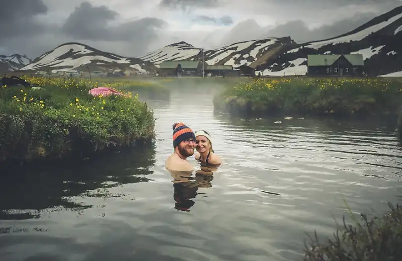 Du lịch vòng quanh thế giới với chiếc xe tải cũ 10 Cùng nhau tắm trong suối nước nóng ở Iceland ...
