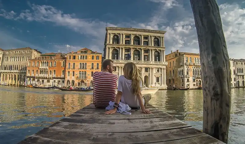 Du lịch vòng quanh thế giới với chiếc xe tải cũ 14 Thư giãn ở Venice (Ý).