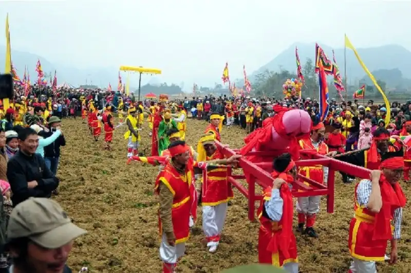 Độc đáo màn rước sinh thực khí trong lễ hội Ná Nhèm ở Lạng Sơn 12 hoi Na Nhem-wanderlusttips2