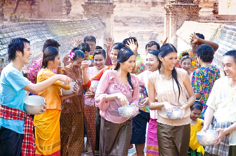 Tưng bừng màn té nước mừng năm mới