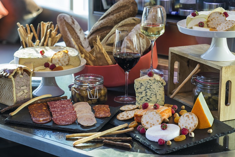 Ưu đãi tháng 5 & 6 tại khách sạn Le Meridien Saigon 5 Cheese Wine wanderlusttips