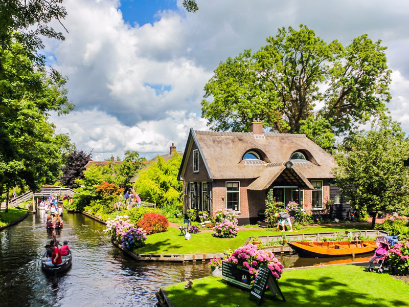18 bức ảnh tuyệt đẹp khiến bạn muốn tới ngay làng Giethoorn, Hà Lan 5 wanderlusttips 18 buc anh tuyet dep khien ban muon toi ngay lang giethoorn ha lan 1 1