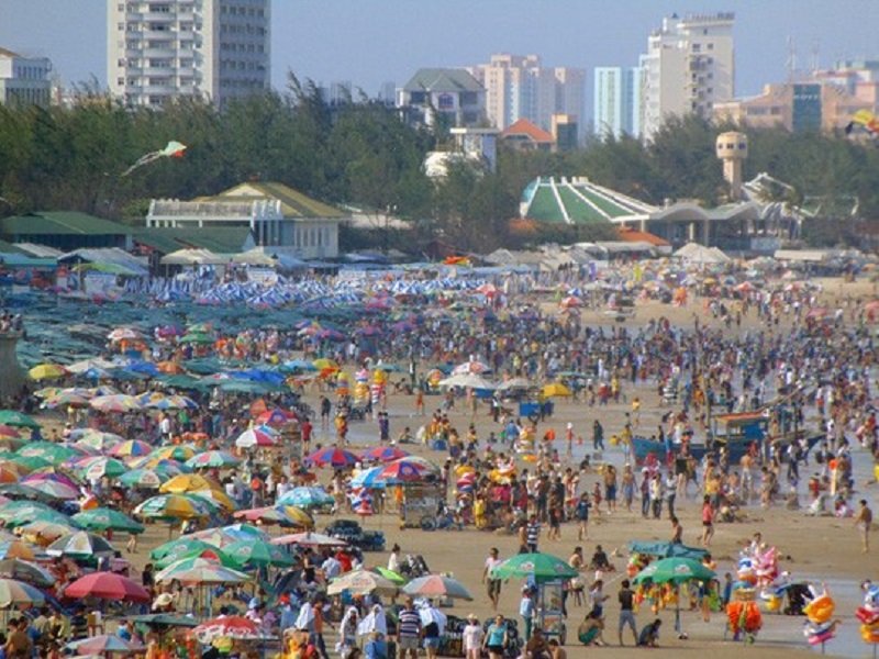 Vũng Tàu cấm du khách ăn uống trên bãi biển