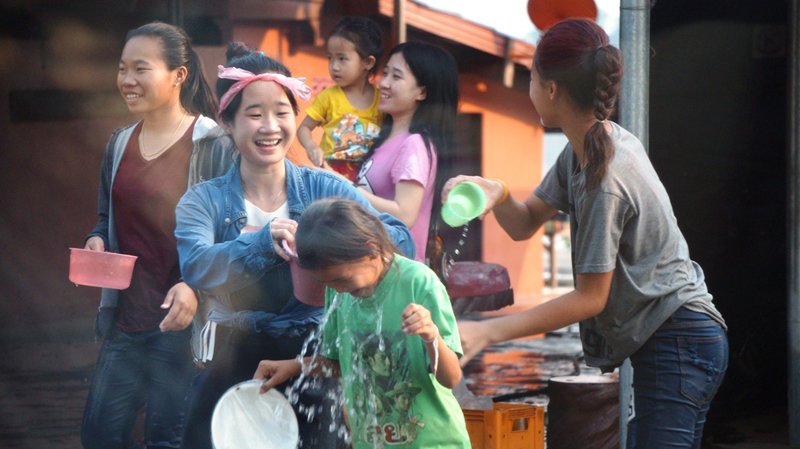 Tưng bừng lễ hội Punpimay tại Lào 5 wanderlusttips tung bung tet lao 8