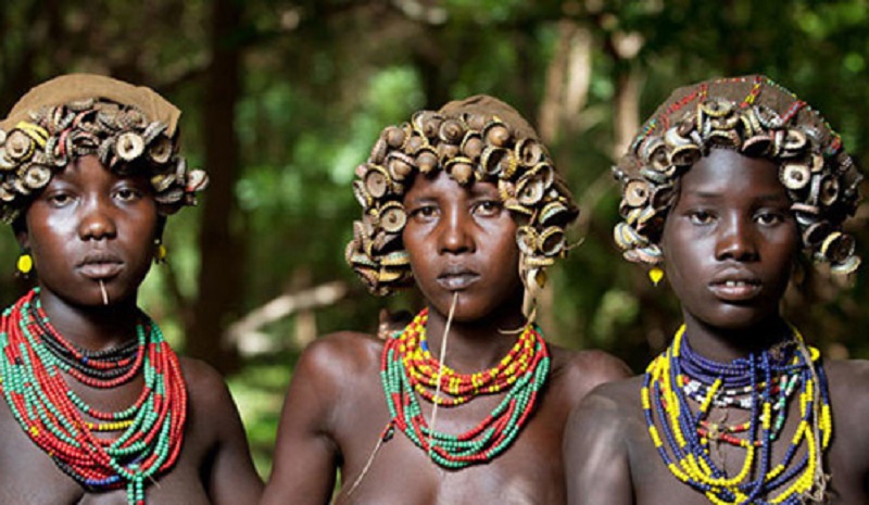 Ấn tượng thời trang tái chế của bộ tộc Daasanach ở Ethiopia 5 Wanderlust Tips an tuong thoi trang tai che cua bo lac Ethiopia 1