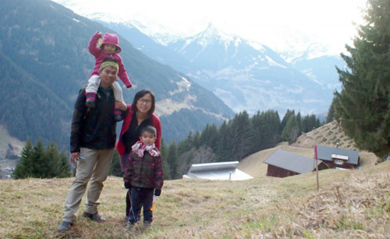 Cặp vợ chồng bỏ việc để đưa con đi chu du 2 châu lục