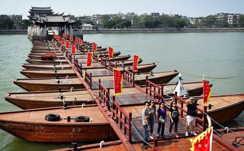 Cây cầu phao được nâng đỡ bằng 18 chiếc thuyền ở Trung Quốc 5 wanderlust tips cay cau phao co xua duoc nang do bang 18 chiec thuyen 3