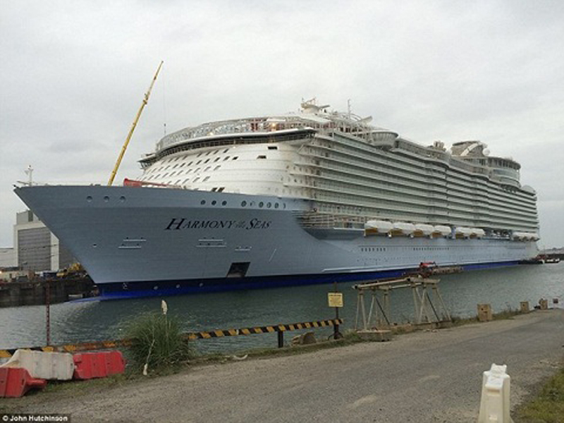 Du thuyền lớn nhất thế giới hạ thủy tại Pháp