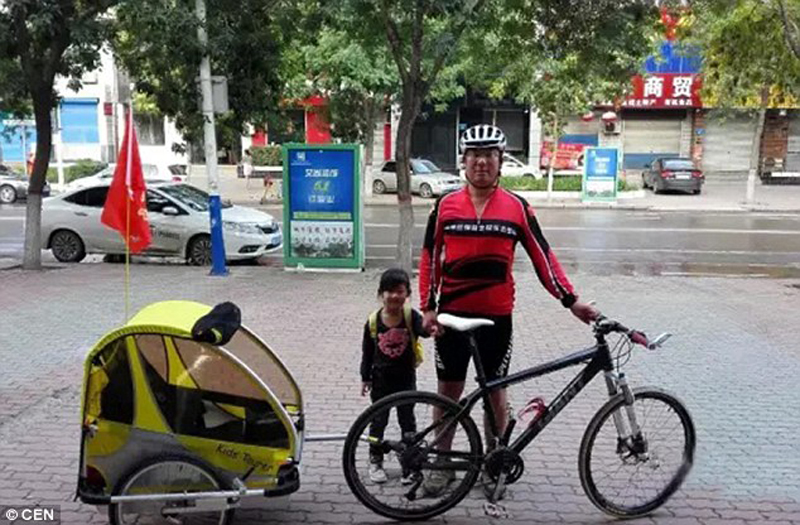 Ông bố Trung Quốc đưa con du lịch khắp đất nước bằng xe đạp