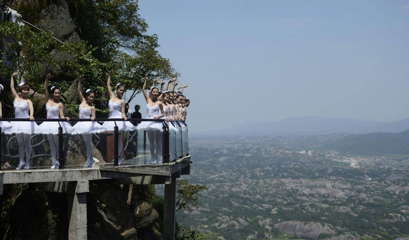 Rớt tim với màn múa ballet trên vách núi