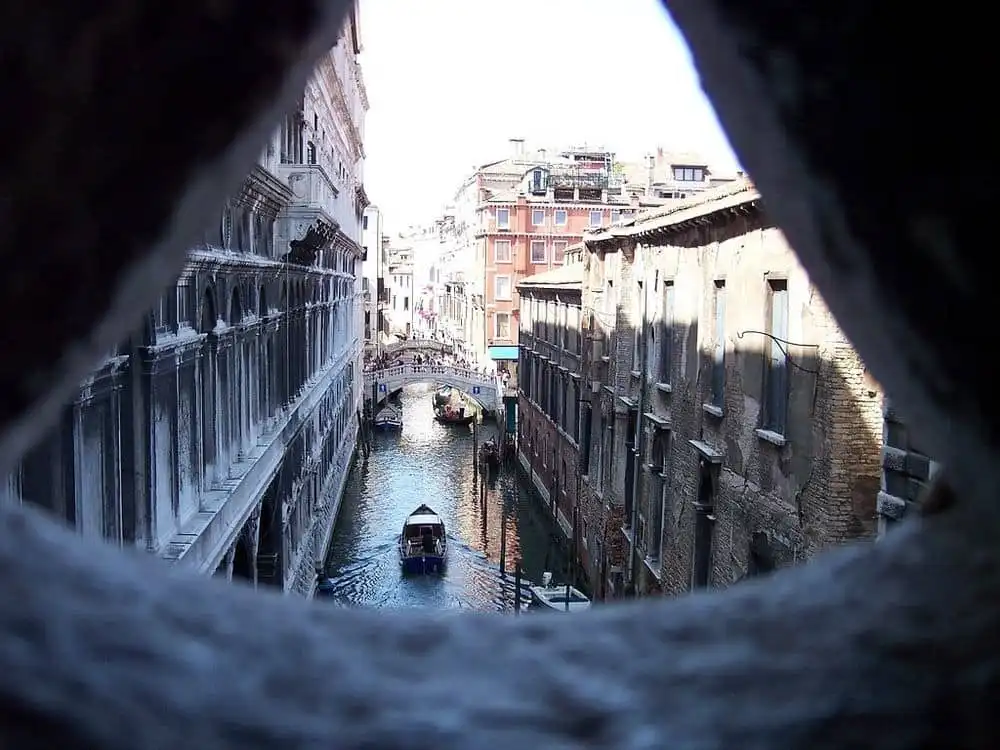 Wanderlust_tips_The -ridge-of-Sighs-cay-cau-dep-nhu-tranh-o-Venice-12
