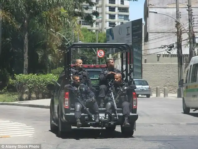 Wanderlust_tips_chao-mung-toi-dia-nguc-khau-hieu-don-khach-tai-san-bay-Rio-De-Janeiro 1 (1)