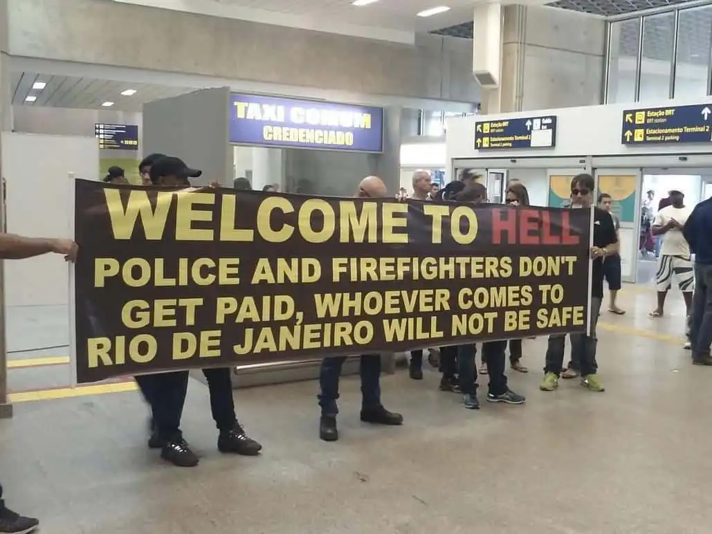 Wanderlust_tips_chao-mung-toi-dia-nguc-khau-hieu-don-khach-tai-san-bay-Rio-De-Janeiro