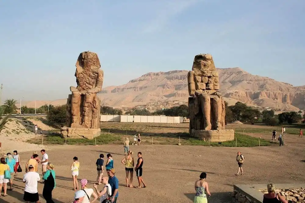 Cặp tượng đá hát Memnon - kỳ quan Ai Cập cổ đại 6 Wanderlust_tips_tuong-da-hat-memnon-ky-quan-Ai-Cap-co-dai-1