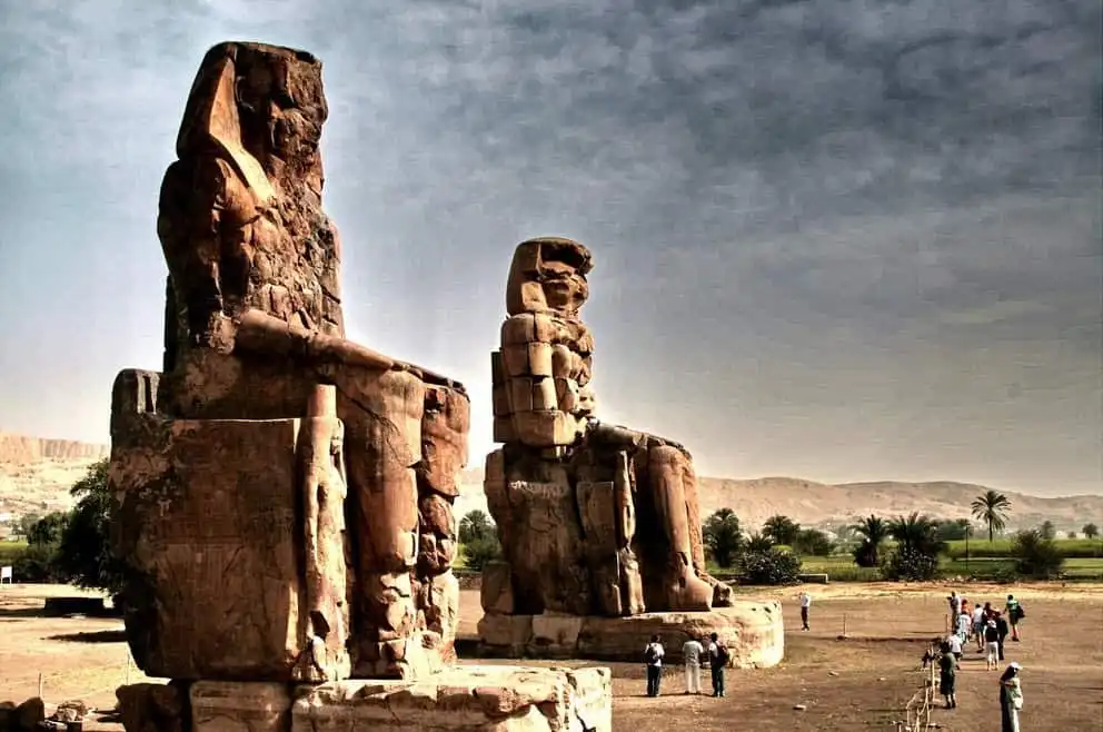 Cặp tượng đá hát Memnon - kỳ quan Ai Cập cổ đại 7 Wanderlust_tips_tuong-da-hat-memnon-ky-quan-Ai-Cap-co-dai-2