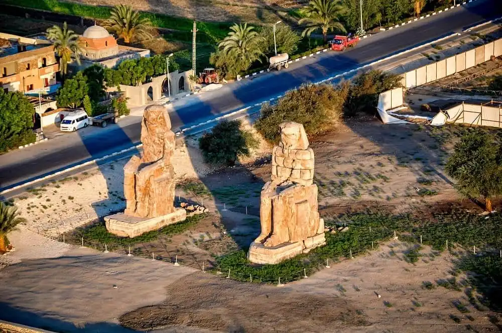 Cặp tượng đá hát Memnon - kỳ quan Ai Cập cổ đại 9 Wanderlust_tips_tuong-da-hat-memnon-ky-quan-Ai-Cap-co-dai-3