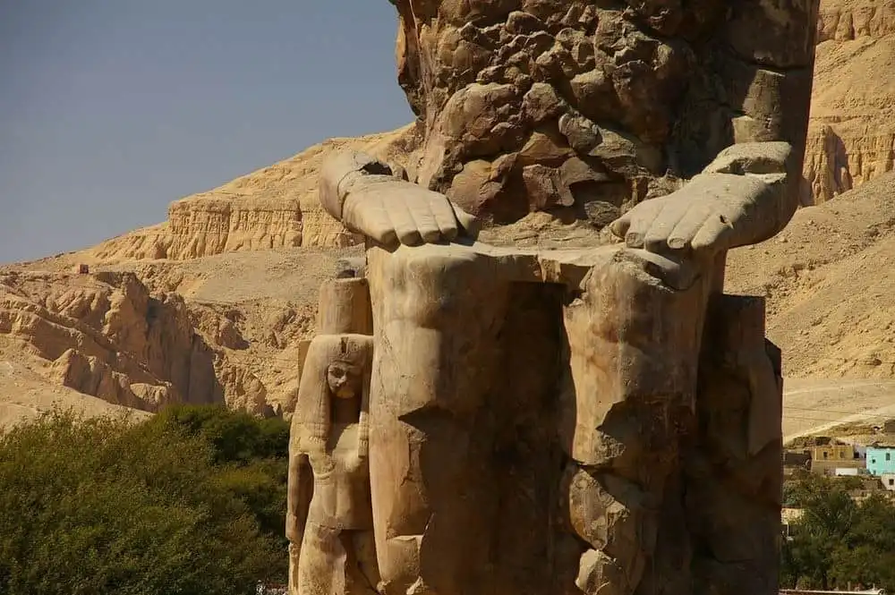 Cặp tượng đá hát Memnon - kỳ quan Ai Cập cổ đại 8 Wanderlust_tips_tuong-da-hat-memnon-ky-quan-Ai-Cap-co-dai-4