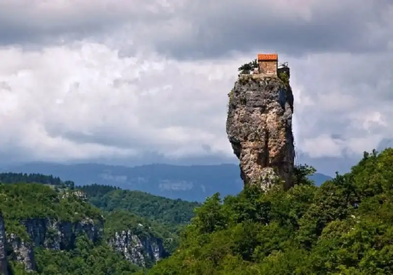 wanderlust-tips-10-ngoi-nha-don-doc-giua-thien-nhien-an-tuong-nhat-the-gioi-10