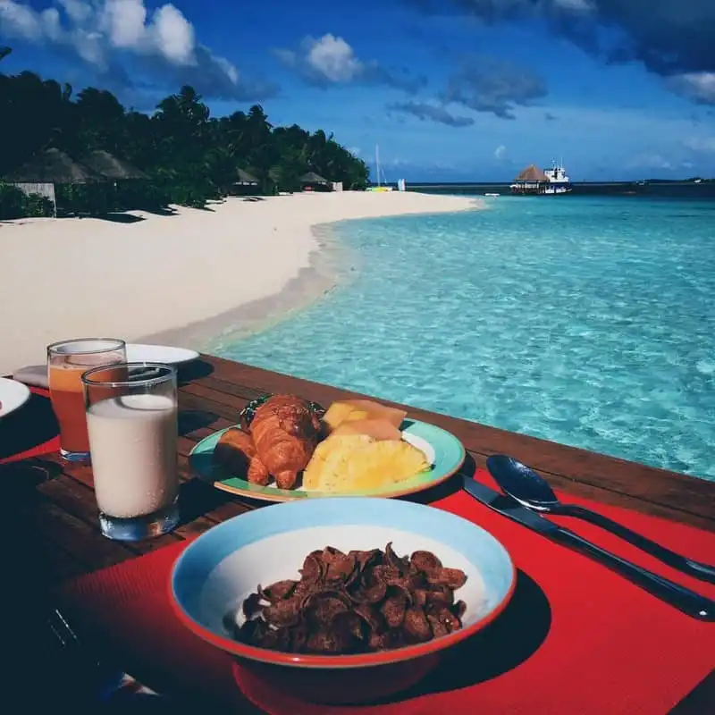 wanderlust-tips-a-hau-tu-anh-dep-lung-linh-giua-bien-xanh-nang-vang-maldives-14