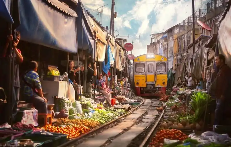 Ấn tượng khu chợ nguy hiểm nhất thế giới ở Thái Lan 5 wanderlust-tips-an-tuong-khu-cho-thai-lan-cu-phai-di-tan-khi-tau-den-1