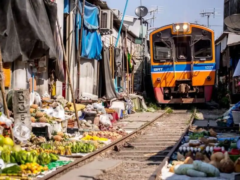 Ấn tượng khu chợ nguy hiểm nhất thế giới ở Thái Lan 8 wanderlust-tips-an-tuong-khu-cho-thai-lan-cu-phai-di-tan-khi-tau-den-2