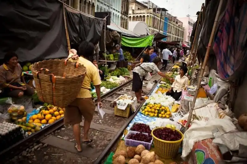 Ấn tượng khu chợ nguy hiểm nhất thế giới ở Thái Lan 6 wanderlust-tips-an-tuong-khu-cho-thai-lan-cu-phai-di-tan-khi-tau-den-3