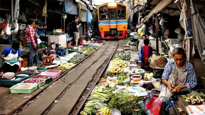 Ấn tượng khu chợ nguy hiểm nhất thế giới ở Thái Lan 9 wanderlust-tips-an-tuong-khu-cho-thai-lan-cu-phai-di-tan-khi-tau-den-6