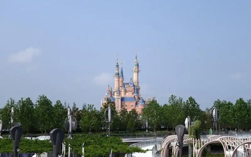 wanderlust-tips-can-canh-quy-mo-len-toi-5,5-ty-cua-cong-vien-disneyland-thuong-hai-1