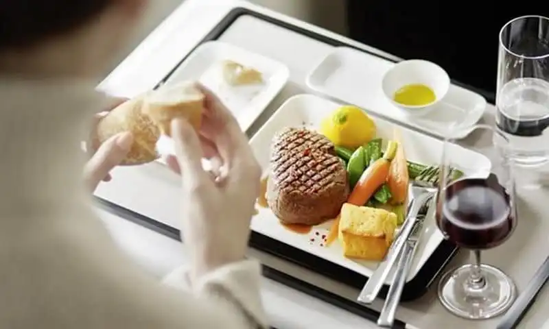 wanderlust-tips-chiem-nguong-nhung-suat-an-dang-cap-tren-may-bay-6