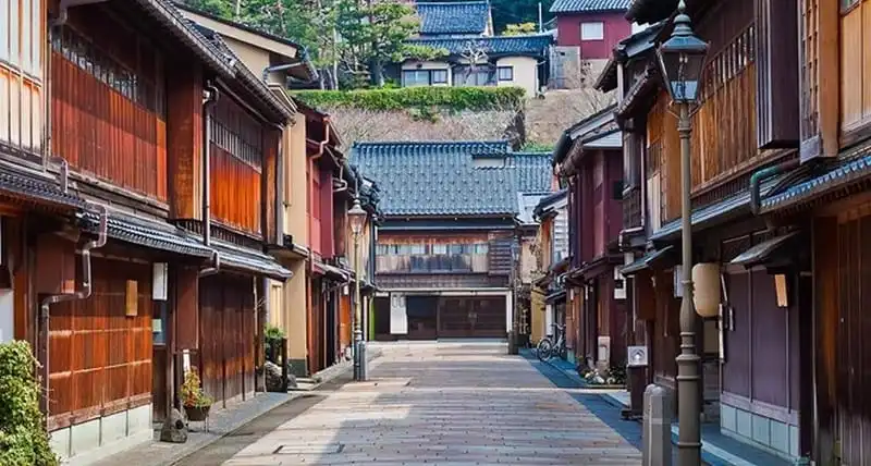 wanderlust-tips-den-kanazawa-nhat-ban-thuong-thuc-mon-kem-dat-vang-gia-9,5-do-1