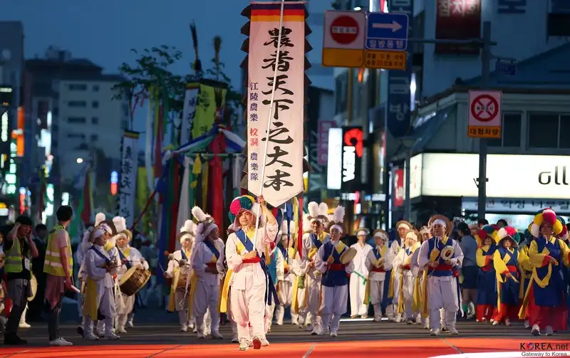 Exploring The UNESCO World Heritage in Korea 1st Program – ‘The Healing Festival Lasting 1,000 years’ Gangneung Danoje Festival & Jangneung(One of Royal Tombs of Joseon Dynasty) Gangneung Danoje Festival May 31, 2014 Gangneung-si, Gangwon-do Ministry of Culture, Sports and Tourism Korean Culture and Information Service Korea.net (www.korea.net) Official Photographer: Jeon Han --------------------------------------------------------------- 유네스코 세계문화유산 등재 유•무형 한국문화유산 심층탐방 첫 번째 프로그램 - ‘천년을 이어온 힐링 축제’ 강릉단오제와 장릉 강릉단오제 2014-05-31 강원도 강릉시 문화체육관광부 해외문화홍보원 코리아넷 전한