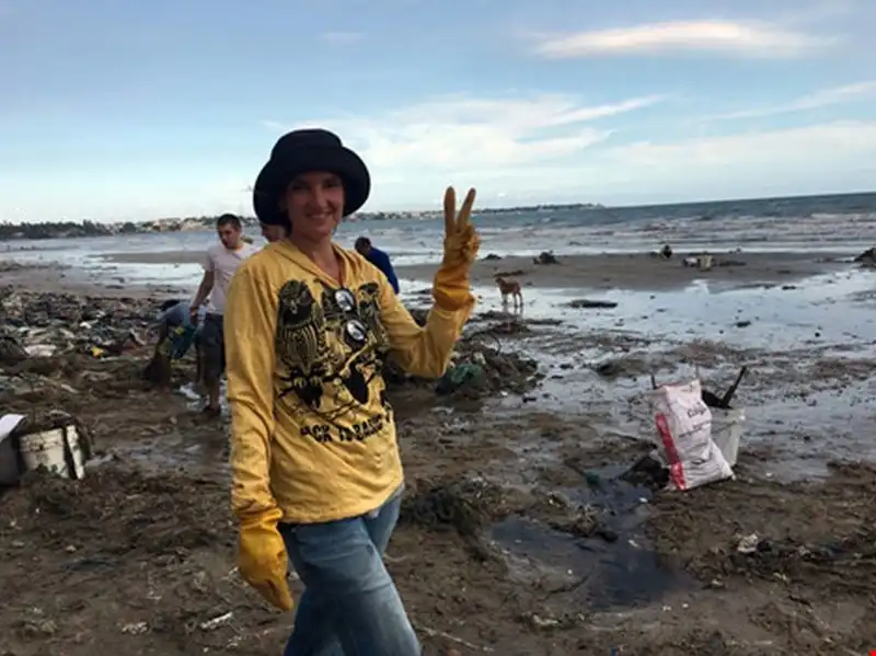 Du khách nước ngoài tình nguyện dọn rác ở Mũi Né 5 wanderlust-tips-du-khach-nuoc-ngoai-tinh-nguyen-don-rac-o-mui-ne-1