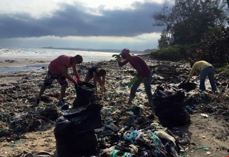 Du khách nước ngoài tình nguyện dọn rác ở Mũi Né 7 wanderlust-tips-du-khach-nuoc-ngoai-tinh-nguyen-don-rac-o-mui-ne-2