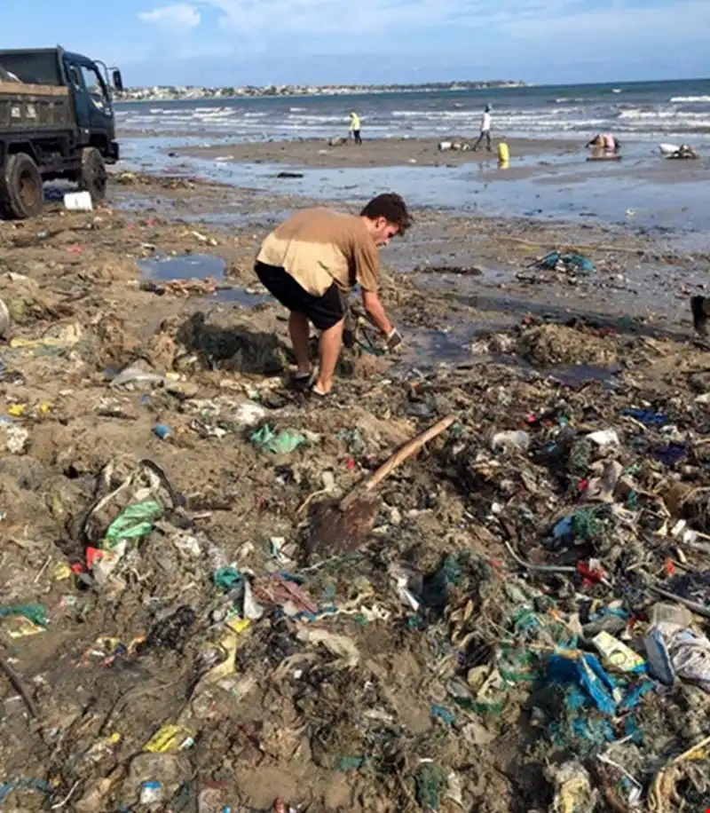 Du khách nước ngoài tình nguyện dọn rác ở Mũi Né 8 wanderlust-tips-du-khach-nuoc-ngoai-tinh-nguyen-don-rac-o-mui-ne-3