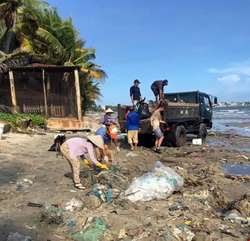 Du khách nước ngoài tình nguyện dọn rác ở Mũi Né 9 wanderlust-tips-du-khach-nuoc-ngoai-tinh-nguyen-don-rac-o-mui-ne-4