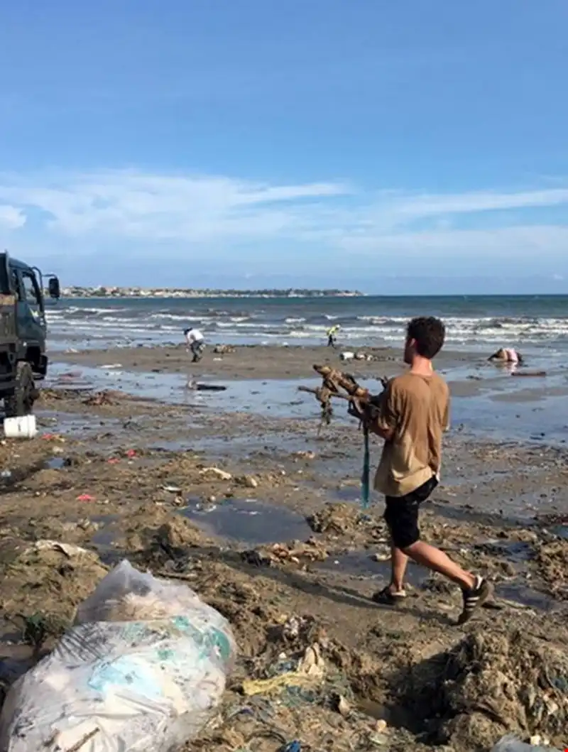 Du khách nước ngoài tình nguyện dọn rác ở Mũi Né 10 wanderlust-tips-du-khach-nuoc-ngoai-tinh-nguyen-don-rac-o-mui-ne-5
