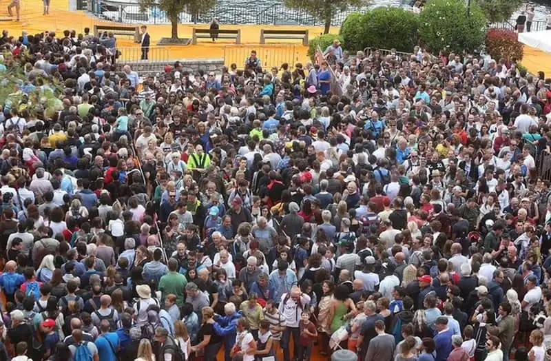 wanderlust-tips-du-khach-phan-khich-truoc-trai-nghiem-di-bo-tren-mat-nuoc-o-y-7