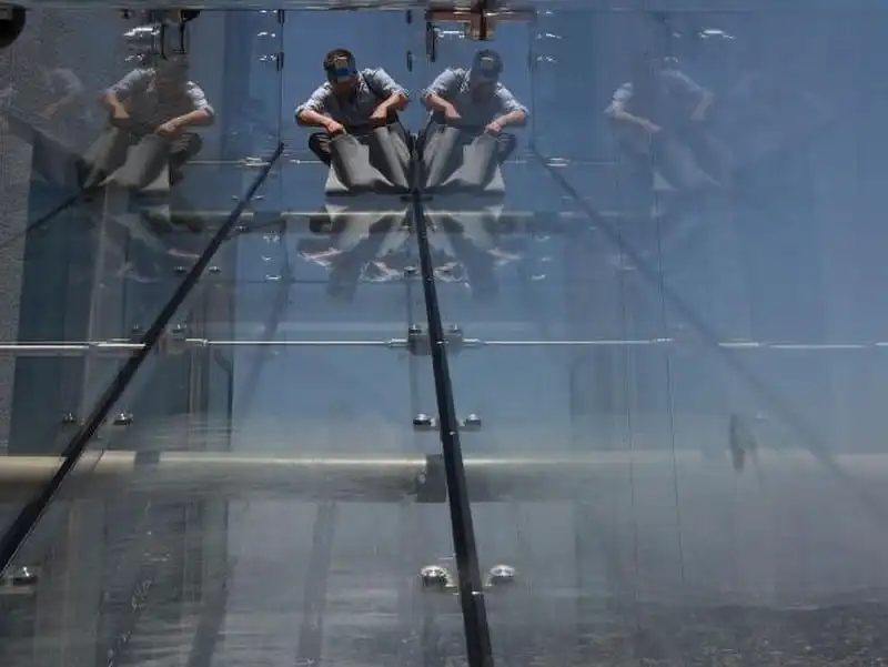 wanderlust-tips-dung-tim-thu-ong-truot-kinh-tren-toa-nha-cao-nhat-los-angeles-3