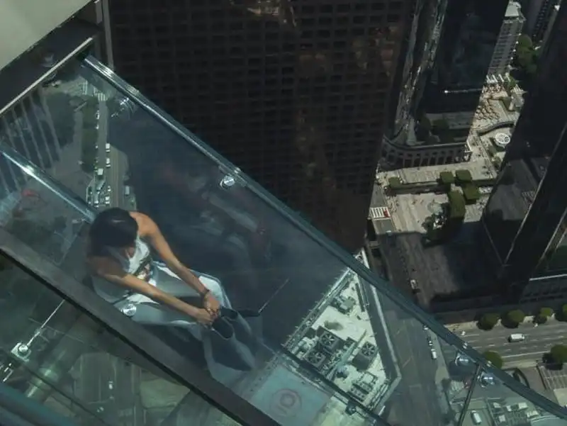 wanderlust-tips-dung-tim-thu-ong-truot-kinh-tren-toa-nha-cao-nhat-los-angeles-4