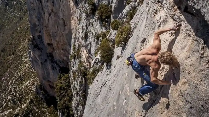 Free solo climbing - Chơi cùng tử thần 6 wanderlust-tips-free-solo-climbing-choi-cung-tu-than-3