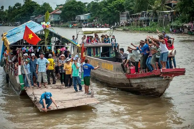 wanderlust-tips-hang-tram-thanh-nien-hoa-trang-vui-nhon-trong-le-hoi-truyen-thong-o-mien-tay-3