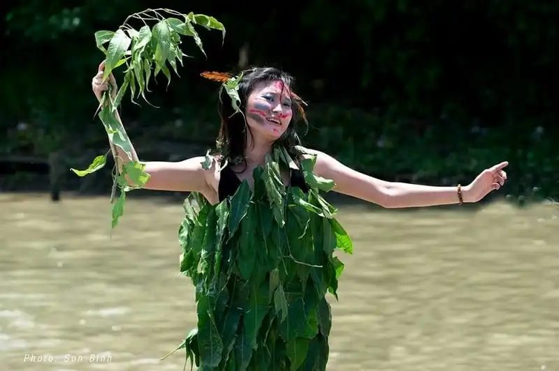 wanderlust-tips-hang-tram-thanh-nien-hoa-trang-vui-nhon-trong-le-hoi-truyen-thong-o-mien-tay-5