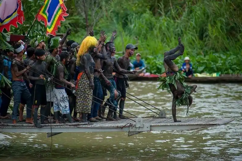 wanderlust-tips-hang-tram-thanh-nien-hoa-trang-vui-nhon-trong-le-hoi-truyen-thong-o-mien-tay-6