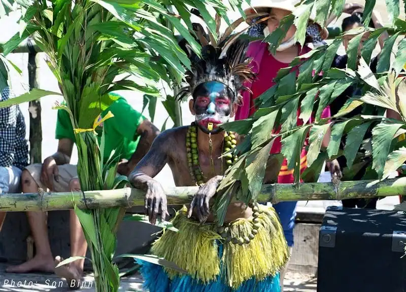 wanderlust-tips-hang-tram-thanh-nien-hoa-trang-vui-nhon-trong-le-hoi-truyen-thong-o-mien-tay-7