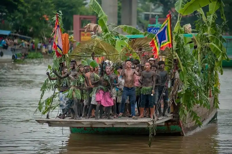 wanderlust-tips-hang-tram-thanh-nien-hoa-trang-vui-nhon-trong-le-hoi-truyen-thong-o-mien-tay-8