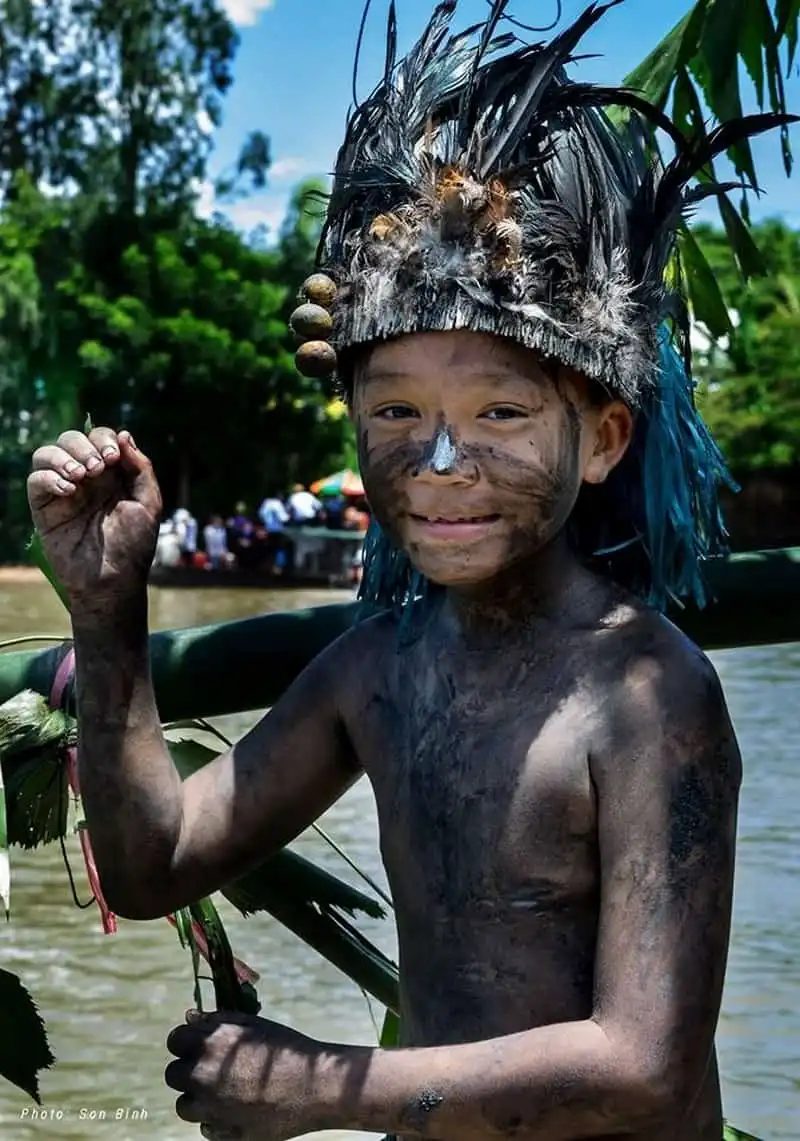 wanderlust-tips-hang-tram-thanh-nien-hoa-trang-vui-nhon-trong-le-hoi-truyen-thong-o-mien-tay-9