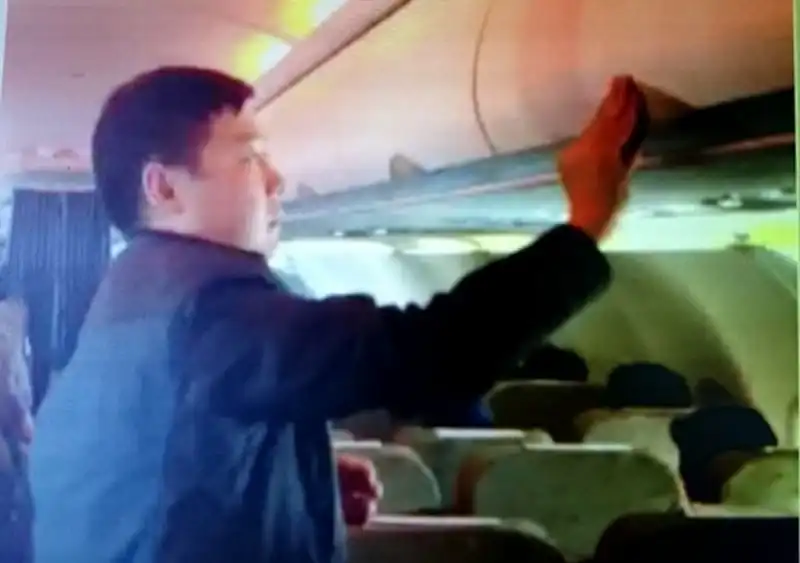 Hành khách Trung Quốc móc túi trên máy bay Vietnam Airlines 5 wanderlust-tips-hanh-khach-trung-quoc-moc-tui-tren-may-bay-viet-nam-airlines-1